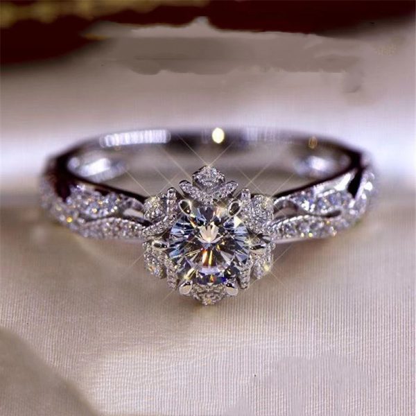 Women's Vintage Hollowed-out Moissanite Diamond Ring - Image 2