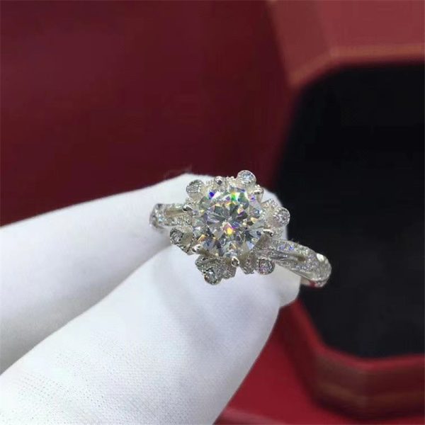 Women's Vintage Hollowed-out Moissanite Diamond Ring - Image 3